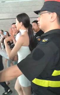 明星网红保安让路视频播放,尊重与谦逊的典范