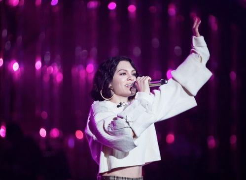 明星网红西安南门唱歌,古城夜色中歌声飘扬