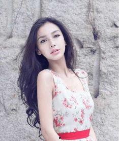 明星网红小伊伊同台,跨界合作引热议