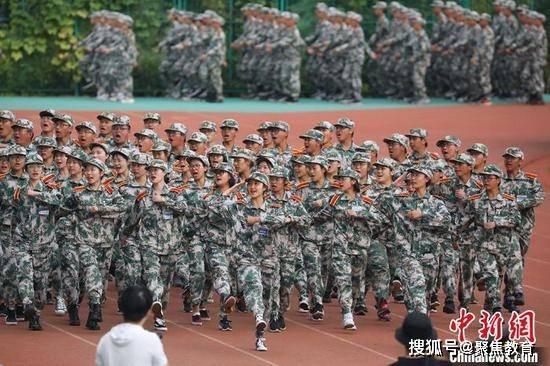 今日吃瓜大学生军训跳热舞,大学生军训跳热舞引发热议