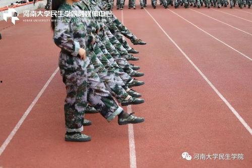 今日吃瓜大学生军训跳热舞,大学生军训跳热舞引发热议