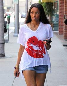 明星网红最爱的牛仔短裤,明星网红热爱的牛仔短裤风尚解析