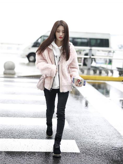 lv羊羔毛外套明星网红,LV羊羔毛外套引领明星网红潮流