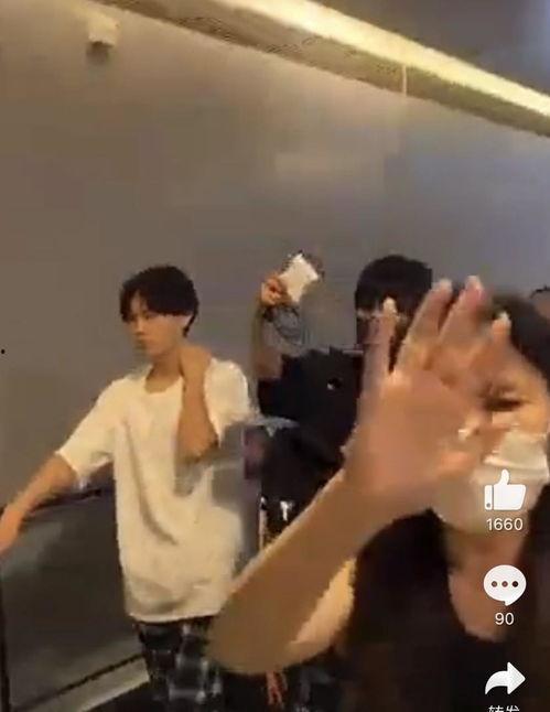 跟着明星网红种草的粉,跟随明星脚步，探索潮流粉界新风向